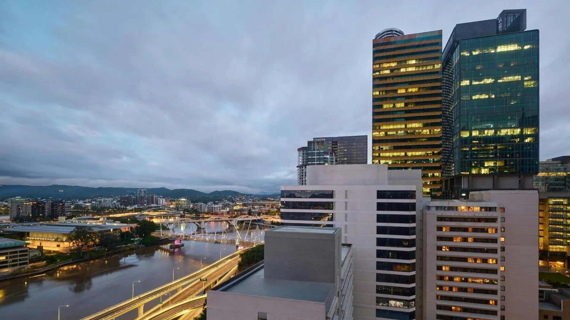 Hotel W Brisbane 5*,